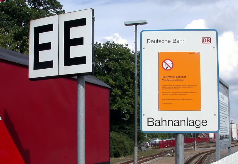 Rauchfreier Bahnhof Bad Doberan. Der ordentlich rauchende Dampfzug nach K�hlungsborn ist soeben abgefahren.(10.08.2005)