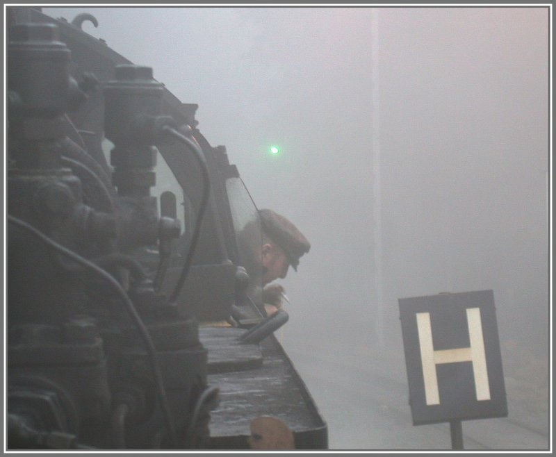 Rauchpause im Nebel. Das Ausfahrsignal in Schierke Richtung Drei Annen Hohne ist nur knapp zu erkennen. (13.12.2006)