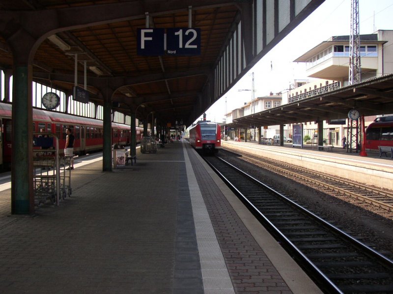 RB 12315 fhrt am 28.04.07 auf Gleis 12 Nord in den Trier Hauptbahnhof ein. Links am Gleis 13 Nord steht desweiteren der RE 12 nach Kln Messe / Deutz.