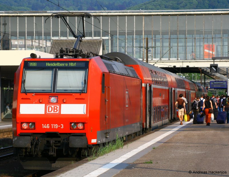 RB 15465 (Frankfurt(Main)Hbf-Heidelberg Hbf) mit Schublok 146 119-3 an ihrem Ziel 2.5.09