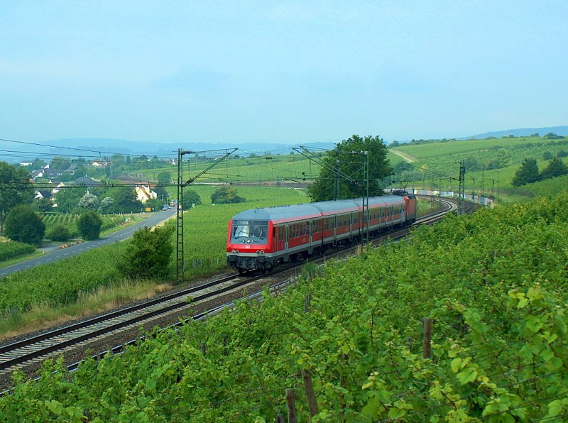 RB 15517 von Assmanshausen nach Wiesbaden Hbf, bei Erbach (Rheingau); 27.06.2009