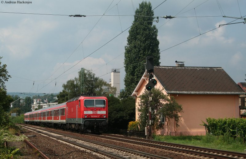 RB 15522 (Wiesbaden Hbf-Koblenz Hbf) mit Schublok 143 644-3 kam wegen RB 15521 (Koblenz Hbf-Wiesbaden Hbf) am km 59,9 zum Stehen und beschleunigt nun gen Bf 14.8.09