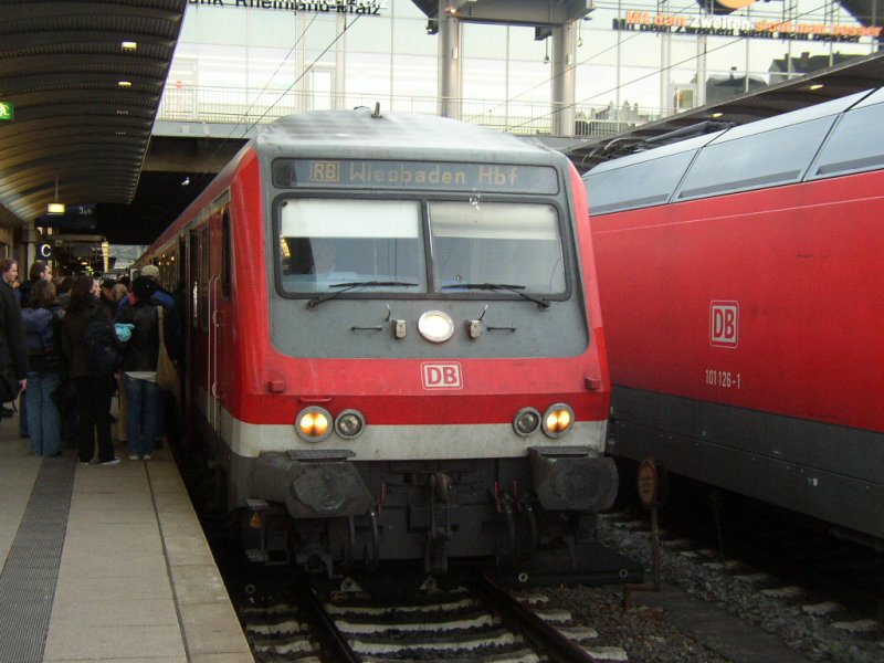 RB 15724 richtung Wiesbaden Hbf steht am 11.02.08 in Mainz Hbf!