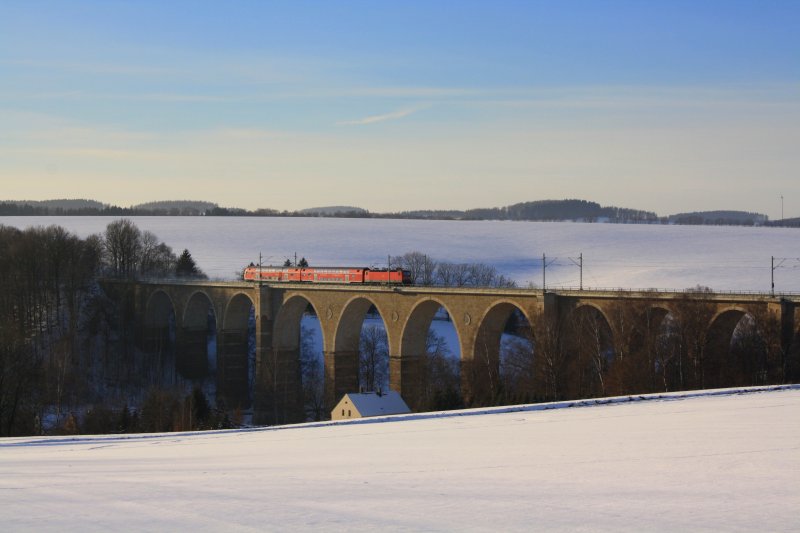 RB 17323 von Zwickau nach Dresden berquert bei feinstem Winterwetter kurz nach dem Halt in Frankenstein den gleichnamigen Viadukt, 13.01.09