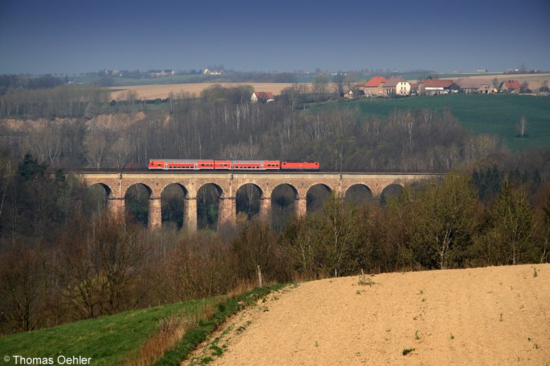 RB 17501 befhrt am 12.04.07 den Viadukt bei Steina. Kurz nach der Brcke (aus Richtung Waldheim gesehen) liegt der gleichnamige Haltepunkt.