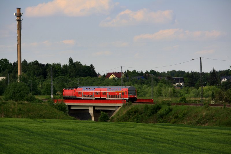 RB 17513 berquert die Bundesautobahn 4 kurz hinter Oberlichtenau, welches im Hintergrund zu erkennen ist, 13.05.09