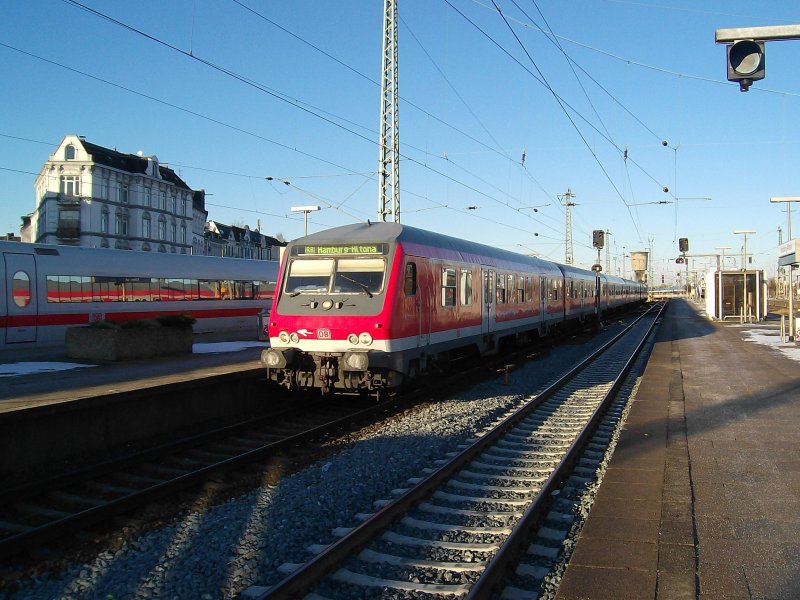 RB 21171 Itzehoe - Hamburg-Altona bei der Einfahrt am 2.01.09 in den Zielbahnhof.