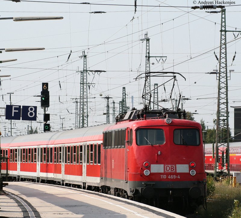 RB 24960 (Bremen Hbf-Bremerhaven-Lehe) mit Schublok 110 469-4 in Bremen Hbf 20.8.09