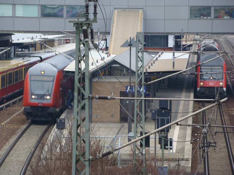 RB 28064 (Rechts) fhrt nach Golm ber Potsdam Charlottenhof. Links fhrt RE 38076 nach Brandenburg Hauptbahnhof ber Gtz. Aufgenommen am 27.12.2007 Potsdam Hauptbahnhof