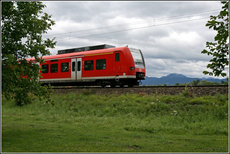 RB 30233 fhrt vor den Alpen von Kreuzstrae nach Rosenheim. (06.07.07)