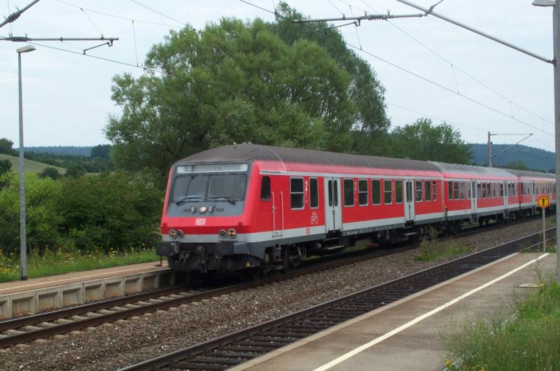 RB 30781 mit Halberstdter Flachsteuerwagen von Kronach nach Nrnberg HBF fhrt pnktlich in den Bahnhof Kps ein. 02.08.05, 13:14 Uhr.