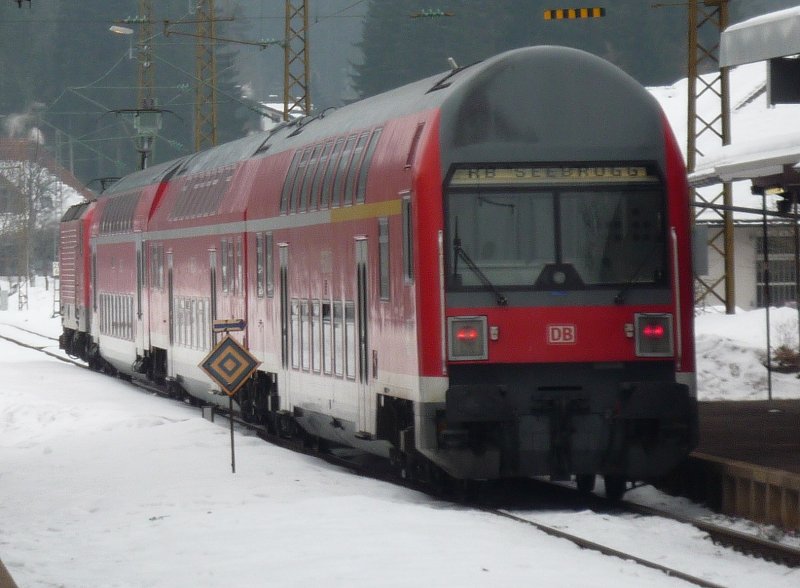 RB 31581 (Freiburg(Brsg)Hbf - Seebrugg) mit Br 143 bei der Ausfahrt aus Hinterzarten. 31.01.09