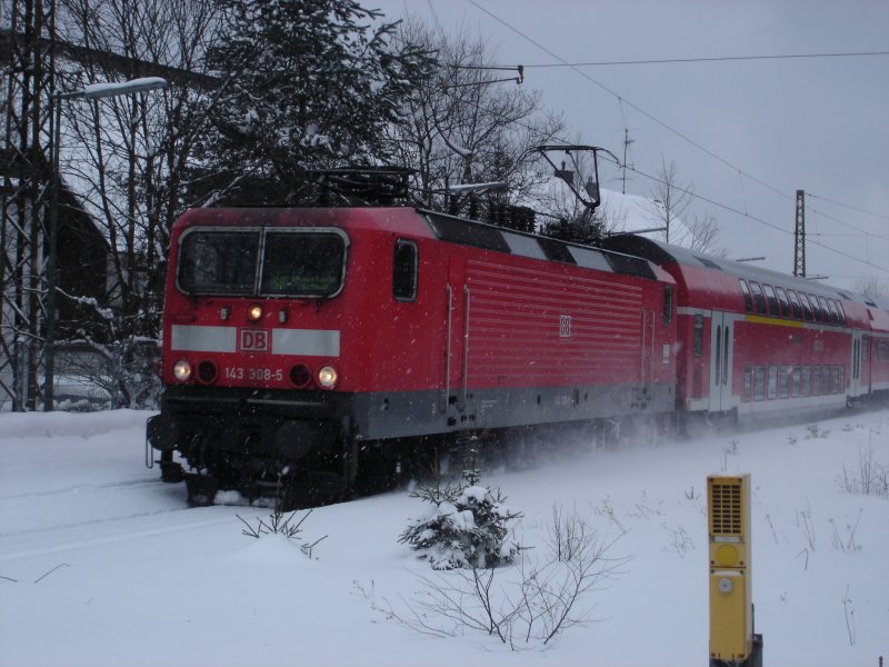 RB 31607 von Freiburg (Brsg) nach Neustadt (Schwarzwald) am 25. Mrz 2008 um 17.16 Uhr bei der Einfahrt in den Bahnhof Hinterzarten
