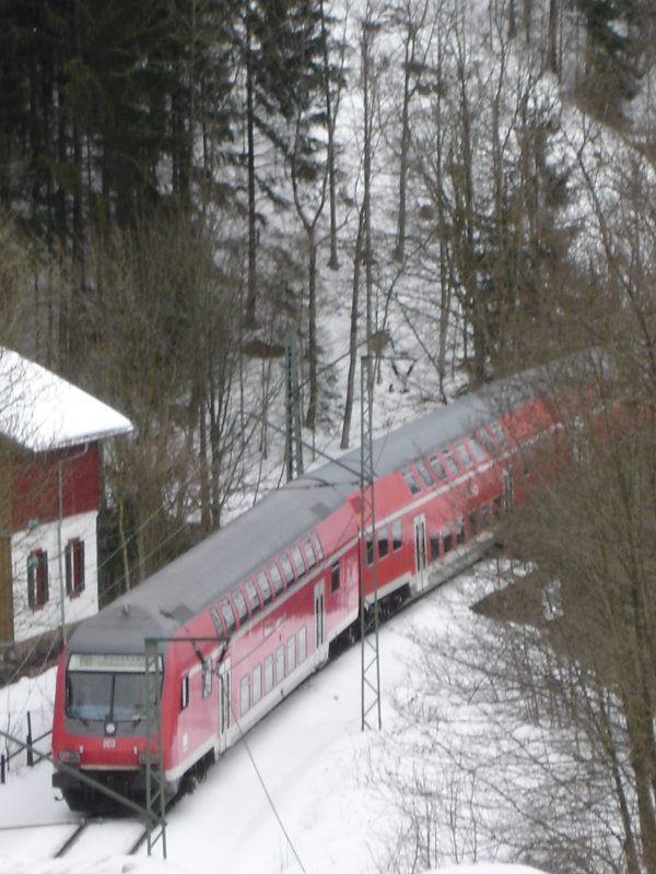 RB 31607 von Freiburg nach Neustadt (Schwarzw.) am 27. Mrz 2008  um 17.12 Uhr zwischen Ravenna-Viadukt und Bahnhof Hinterzarten.