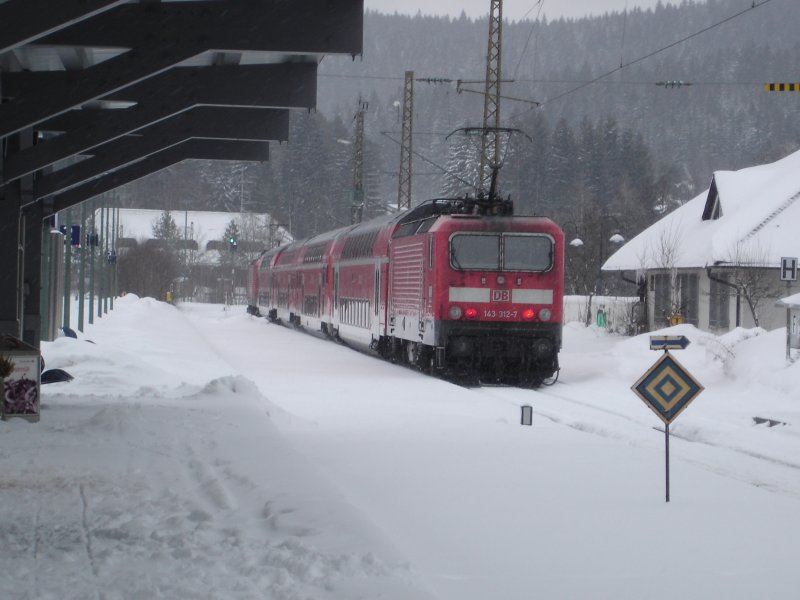RB 31607 von Freiburg nach Neustadt (Schwarzw.) verlsst am 25. Mrz 2008 um 17.18 Uhr den Bahnhof Hinterzarten in Richtung Titisee.