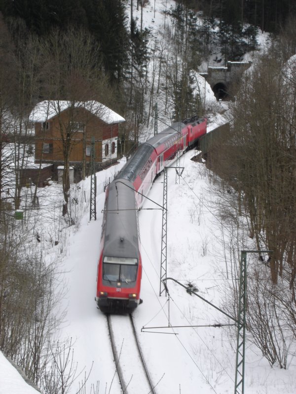 RB 31608 von Seebruck nach Freiburg hat am 27. Mrz 2008 um 17.18 Uhr den Bahnhof Hinterzarten verlassen und befindet sich zwischen Finsterrank-Tunnel und Ravenna-Viadukt.