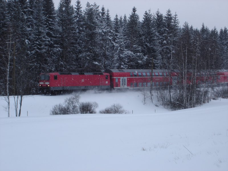 RB 31610 von Neustadt (Schwarzw.) nach Freiburg am 25. Mrz 2008 um 17.44 Uhr im dichten Schneefall zwischen Titisee und Hinterzarten.