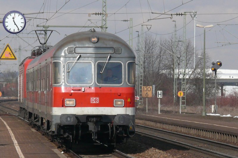 RB 32109 nach Passau Hbf mit Schublok 143 866-2 bei der Einfahrt in Obertraubling, 25.02.2009