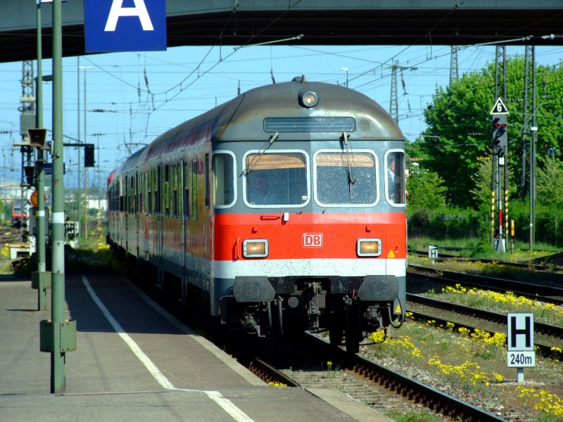 RB 32173 am 22.04.2007 aus Plattling bei der Einfahrt in Regensburg Hbf. Nach kurzem Aufenthalt wird sie ebenfalls als RB wieder nach Plattling fahren.