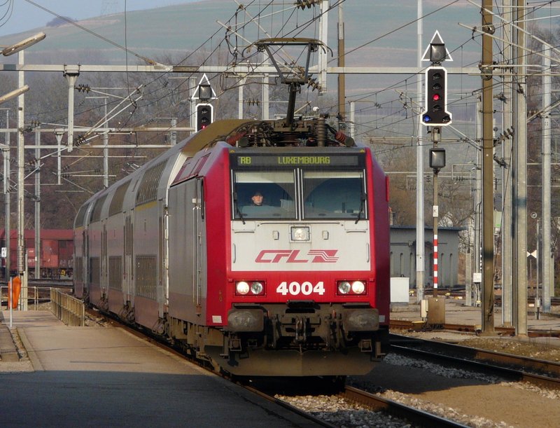 RB 3241 aus Wiltz kommend, wird sehr elegant von einem au�ergew�hnlichen  Lokf�hrer in den Bahnhof Ettelbr�ck eingefahren. 24.02.08