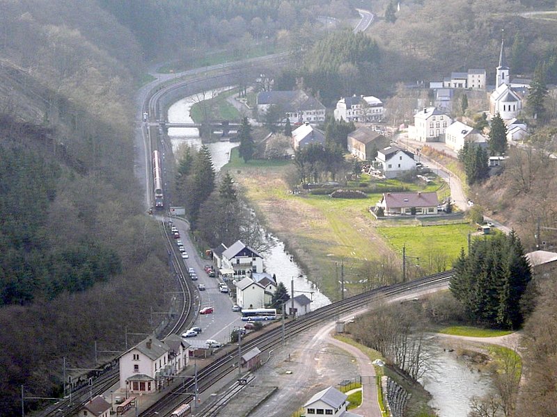 RB 3243 kommt aus Richtung Wiltz und wird in Krze den Bahnhof von Kautenbach erreichen, von wo er dann nach Luxemburg weiterfhrt. Ebenfalls sehr schn auf diesem Bild zu sehen, ist der Zusammenfluss von Clerve und Wiltz. 17.04.08