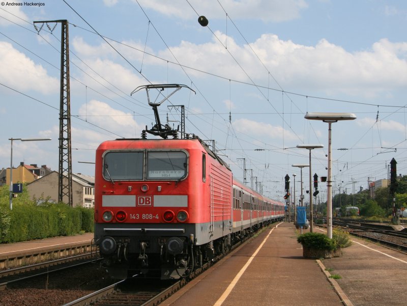 RB 34073 nach Nrnberg Hbf mit Schublok 143 808-4 bei der Ausfahrt Frth(Bay) am 3.9.08