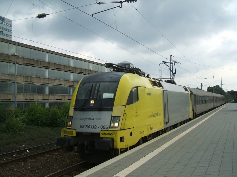 RB 40 mit ES U2-095 hier in Bochum Hbf., eines der letzten Fahrten dieser Garnitur, am Montag 30.07.2007 werden fr die Linie Essen-Hagen die neuen Flirt LZ eingesetzt. 