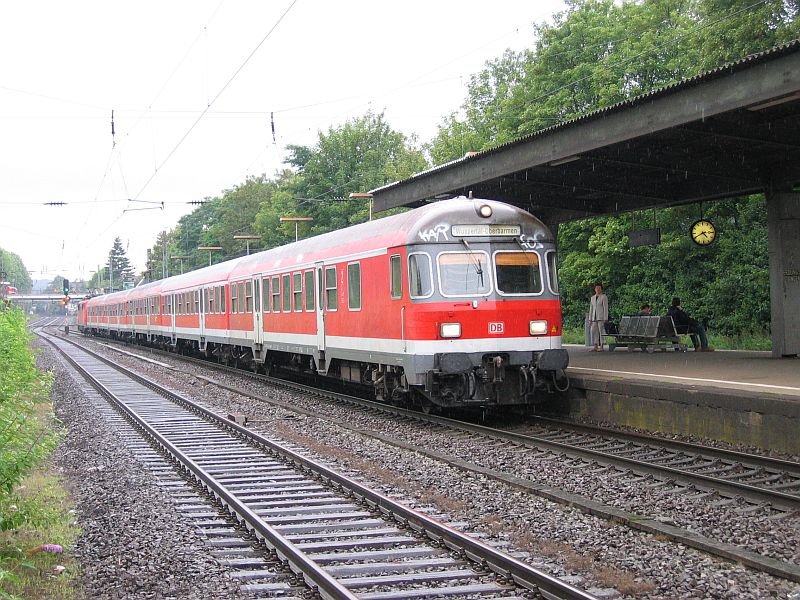 RB 48 in Richtung Wuppertal Oberbamen f�hrt in Wuppertal Barmen ein