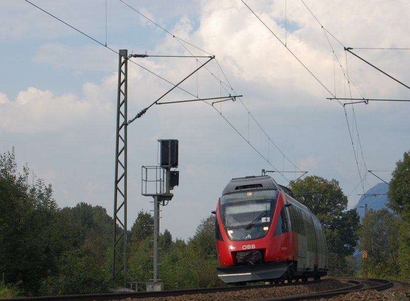 RB 5123 Rosenheim - Telfs/Pfaffenhofen wird gleich den letzten deutsche Bahnhof vor der Grenze erreichen, aufgenommen nrdlich von Kiefersfelden. 10.09.09