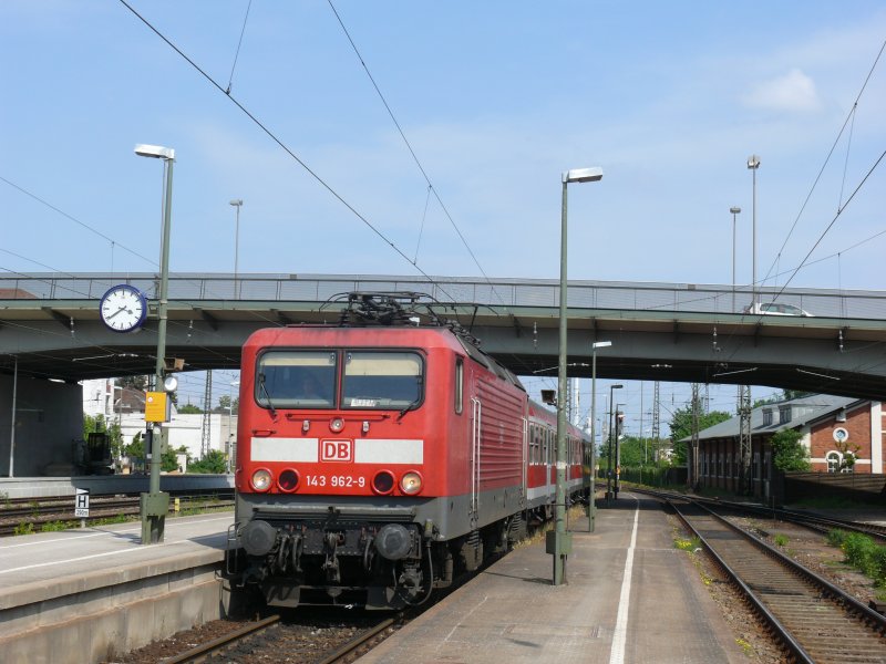 RB aus Eggmhl in Regensburg Hbf mit 143 962-9, 9.05.2009