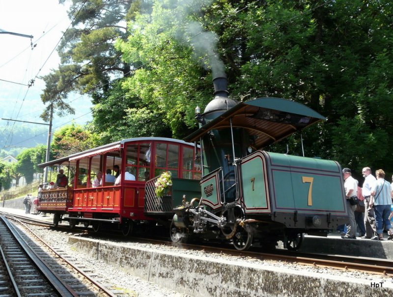 RB - Dampflok H 1/2 7 mit 2 Personenwagen im Bahnhof von Arth-Goldau am 23.05.2009