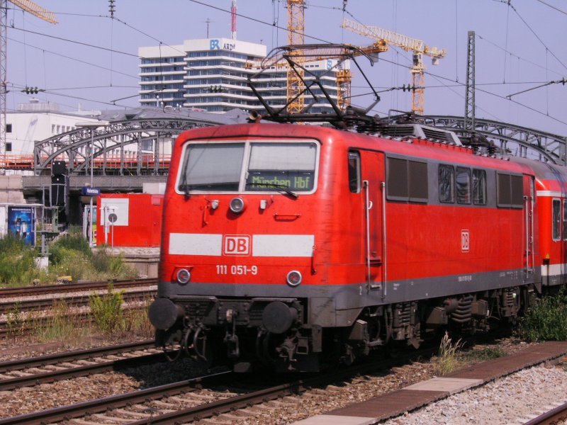 RB von Garmisch mit BR 111 051-9 
am 30.07.2008 bei Einfahrt in M�nchen.