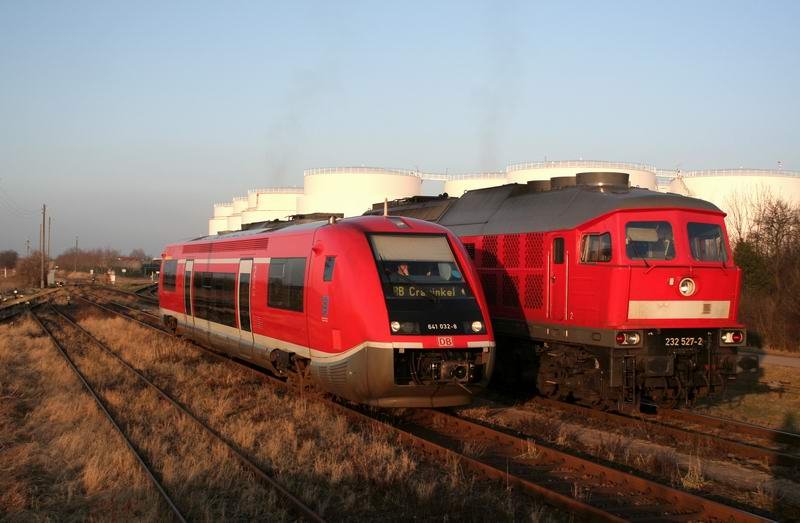 RB Gotha-Crawinkel fhrt in den Bahnhof Emleben ein. Die 232 haben gerade das Tanklager beliefert.