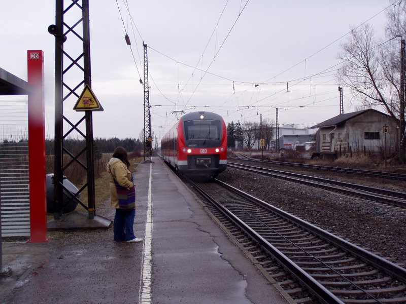 RB Meitingen-Augsburg bei der Einfahrt in Gersthofen (b. Augsb.). Die BR 440 kommen auf dem  Fugger-Express , der 'S-Bahn' rund um Augsburg, nur allmhlich zum Einsatz. Ursprnglich sollte das gesamte 'E-Netz Augsburg' zum Fahrplanwechsel 2008/09 auf diese Elektrotriebwagen umgestellt werden, doch eine verzgerte EBA-Zulassung vereitelte dies. Im Sommer 2009 soll der  Fugger-Express zwischen Augsburg, Mnchen, Ulm und Donauwrth (/Treuchtlingen bzw. Aalen) endgltig zum Einsatz kommen. Als Ersatz verkehrt bis dahin ein buntes Potpourri westdeutschen DB-Rollmaterials. Aufnahme 12. Mrz 2009