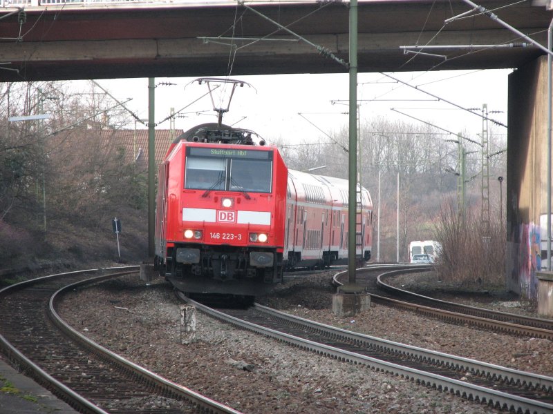 RB von Mosbach-Neckarelz nach Stuttgart Hbf legt sich in Asperg in die Kurve.