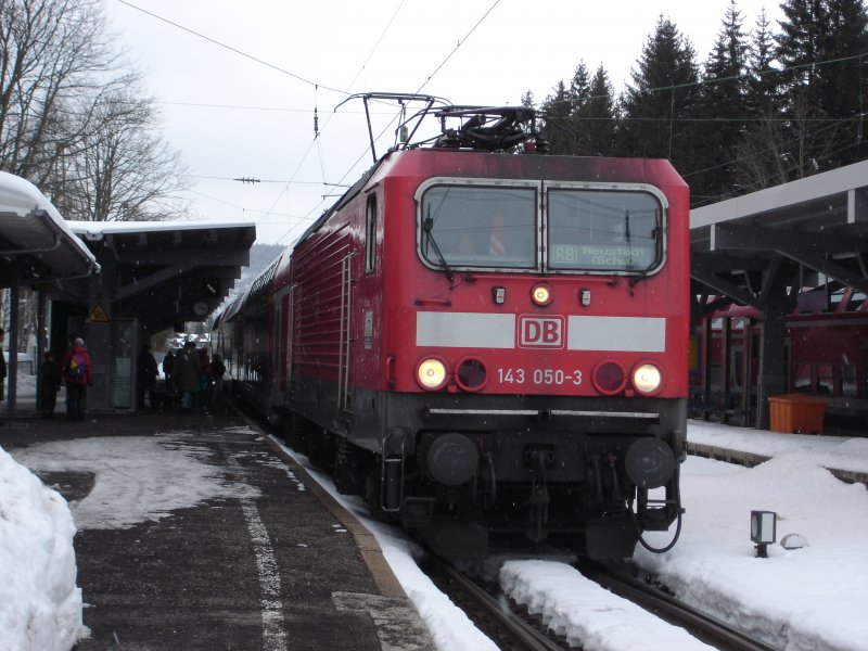 RB nach Neustadt im Schwarzwald am 27. Mrz 2008 um 16.16 Uhr im Bahnhof Hinterzarten. Kreuzung mit RB von Seebrugg nach Freiburg auf Gleis 3