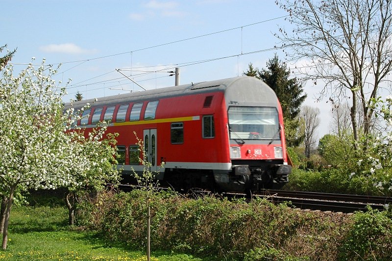 RB nach Weienfels in Leipzig-Mckern. Eingesetzt werden blicherweise BR143+2xDosto. (20.04.07)