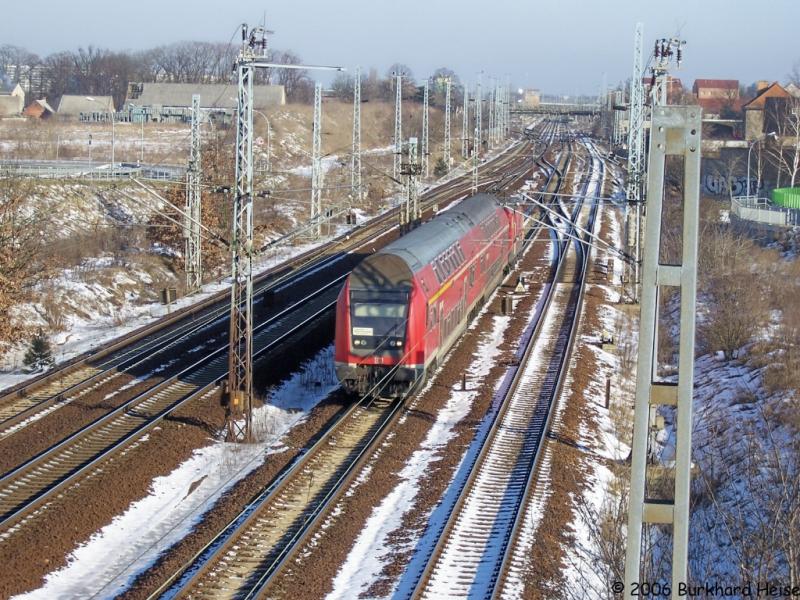 RB nach Wnsdorf Waldstadt mit 143 ??? kurz nach Ausfahrt aus Berlin-Schnefeld Flughafen am 22.1.2006.