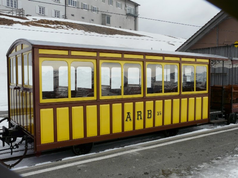 RB - Oldtimer Personenwagen Nr.35 im Wintereinsatz im Bahnhof Rigi Kulm am 27.01.2008