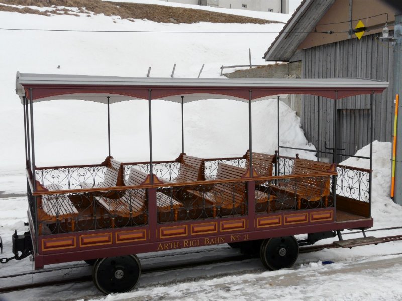 RB - Oldtimer Sommerwagen Nr. 11 im Wintereinsatz im Bahnhof Rigi Kulm am 27.01.2008