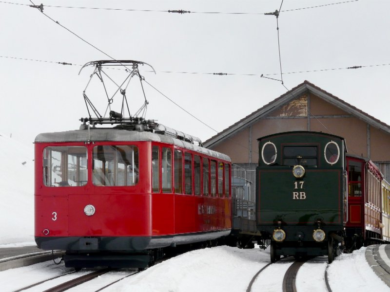RB - Triebwagen Bhe 2/4  3 neben der Dampflok H 2/3  17 im Bahnhof Rigi Kulm am 27.01.2008