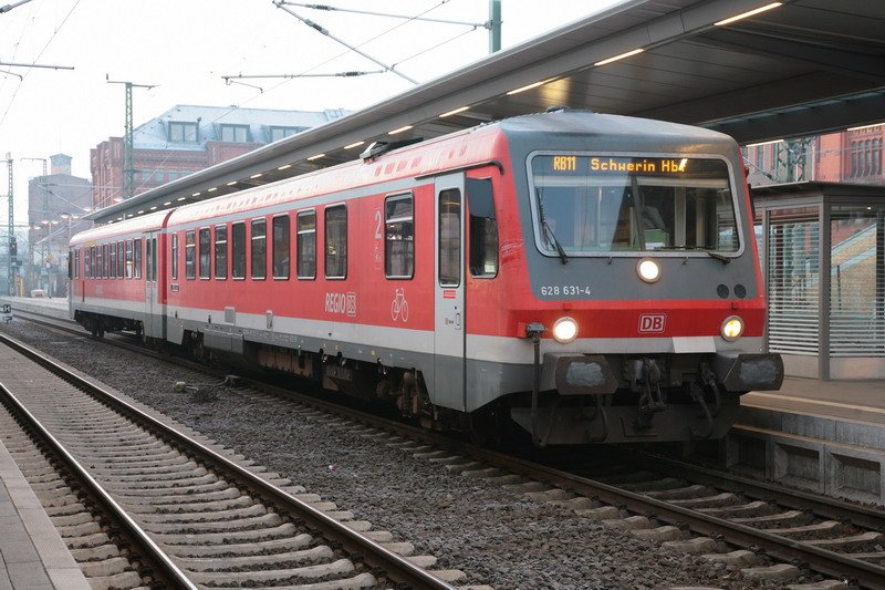 RB11 aus Hagenow ist heute in Schwerin am Bahnsteig 3 eingefahren. 31.12.2008