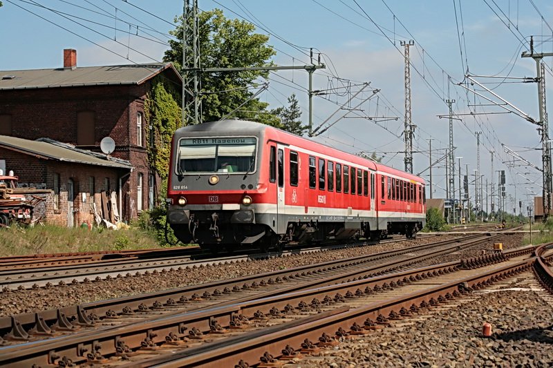RB11 von Schwerin nach Hagenow fhrt hier am Bahnhof in Holthusen vorbei. 25.05.2009