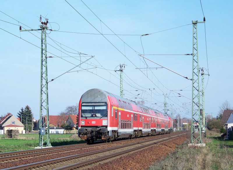 RB14 auf der Fahrt von Senftenberg anch Nauen ber Berlin. Hier kurz nach der Ausfahrt aus Lbbenau/Spreewald. 03.04.2009