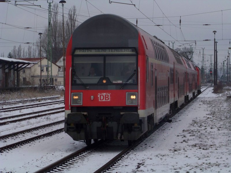 RB14 aus Nauen fhrt jetzt in den Bahnhof Lbbenau/Spreewald ein. Aufgrund von Bauarbeiten endet dieser Zug in Lbbenau und fhrt nicht weiter nach Senftenberg. Datum: 20.03.2008