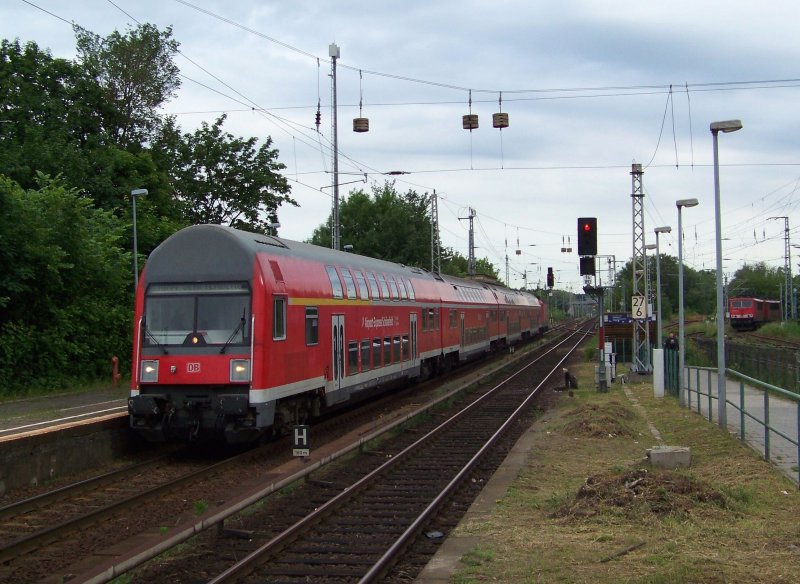 RB14 von Falkensee nach Senftenberg, ber Lbbenau/Spreewald und Calau, hier gerade bei der Einfahrt in den Bahnhof von Knigs Wusterhausen. 22.05.2009