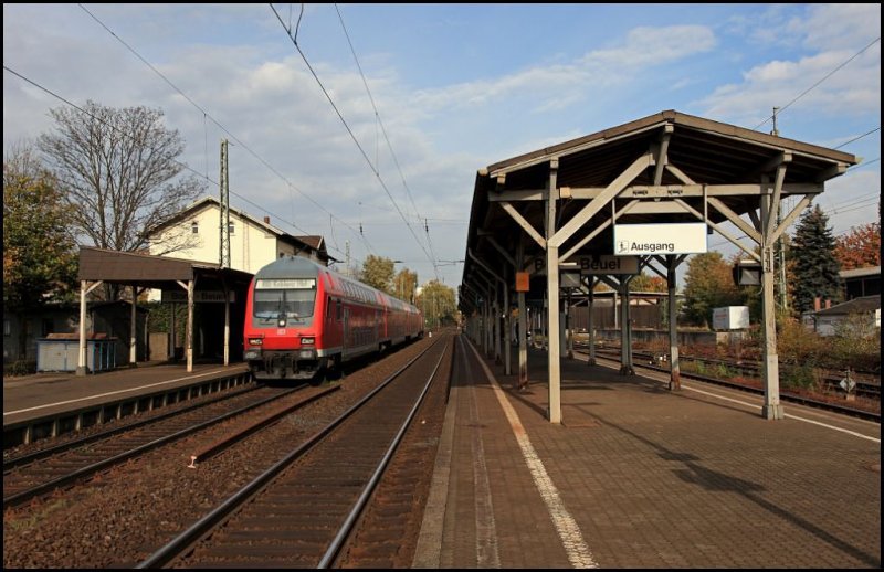 RB27  Rhein-Erft-Bahn , Kln Hbf - Koblenz Hbf, hat soeben Bonn-Beuel erreicht. (24.10.2009)
