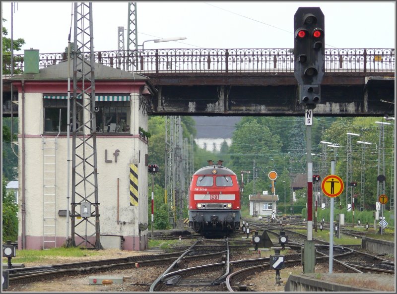 RB32798 aus Augsburg mit 218 241-8 fhrt in Lindau Hbf ein. (26.05.2008)