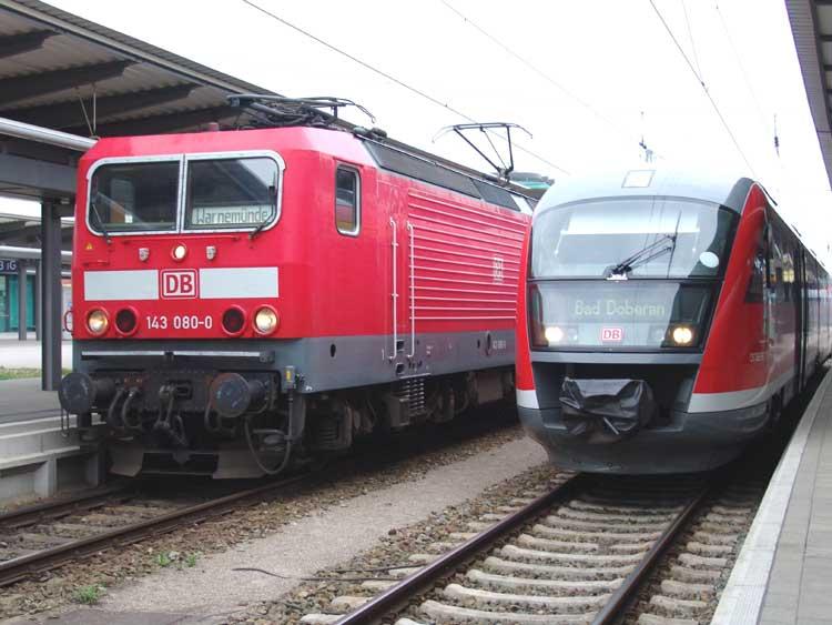 RB33370 vom Ostseebad Graal-M�ritz nach Bad Doberan steht abfahrbereit am Gleis7.Daneben steht BR143 mit einem S-Bahnzug von Rostock Hbf.nach Warnem�nde.Aufgenommen am 13.04.05 