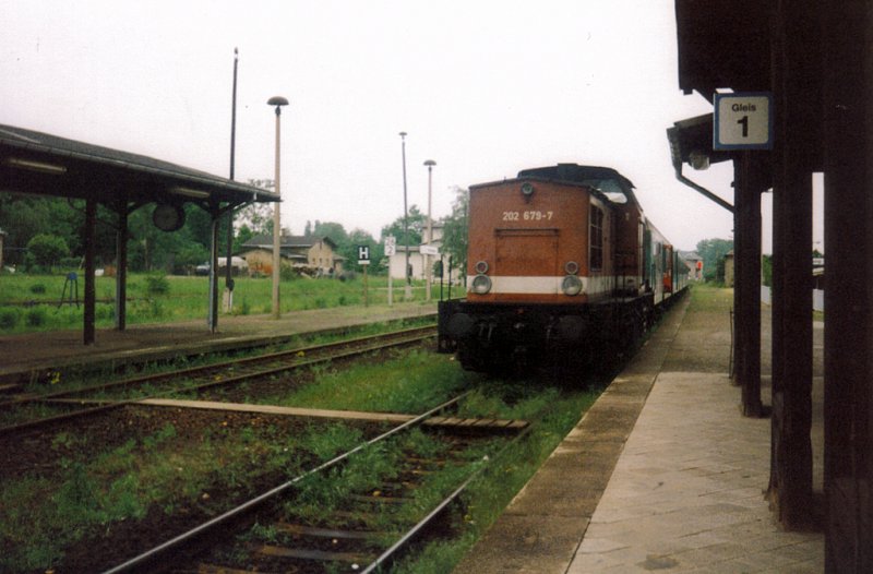 RB5275 (Leipzig Hbf-Dbeln) wartet, gezogen von 202 679-7, die Zugkreuzung in Grobothen ab. Bild von Mai 1999. (eingescannt)